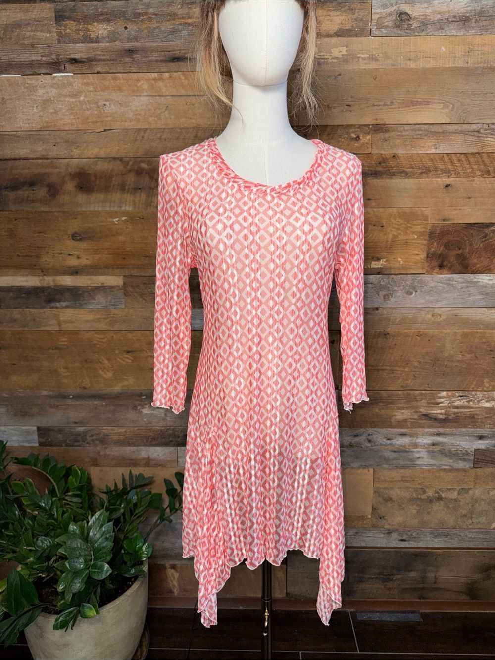 Kaktus Coral Pink Geometric Print Plisse Flare Hem Sharkbite Tunic Top Medium